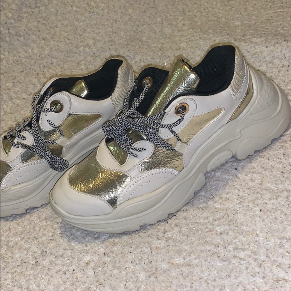 Sneaker - Picture 2 of 3